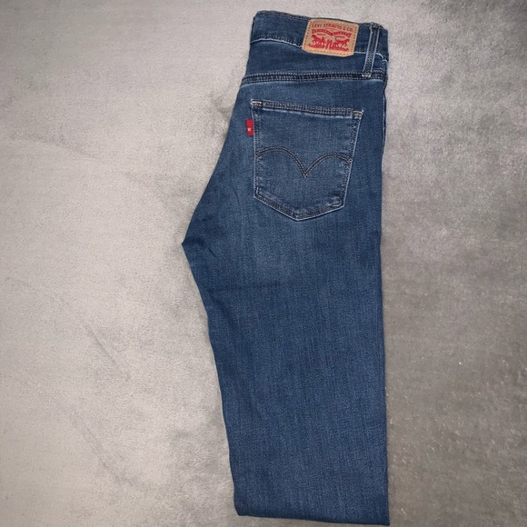 Levi’s Slimming Skinny Jeans (Medium Wash) - Picture 3 of 5